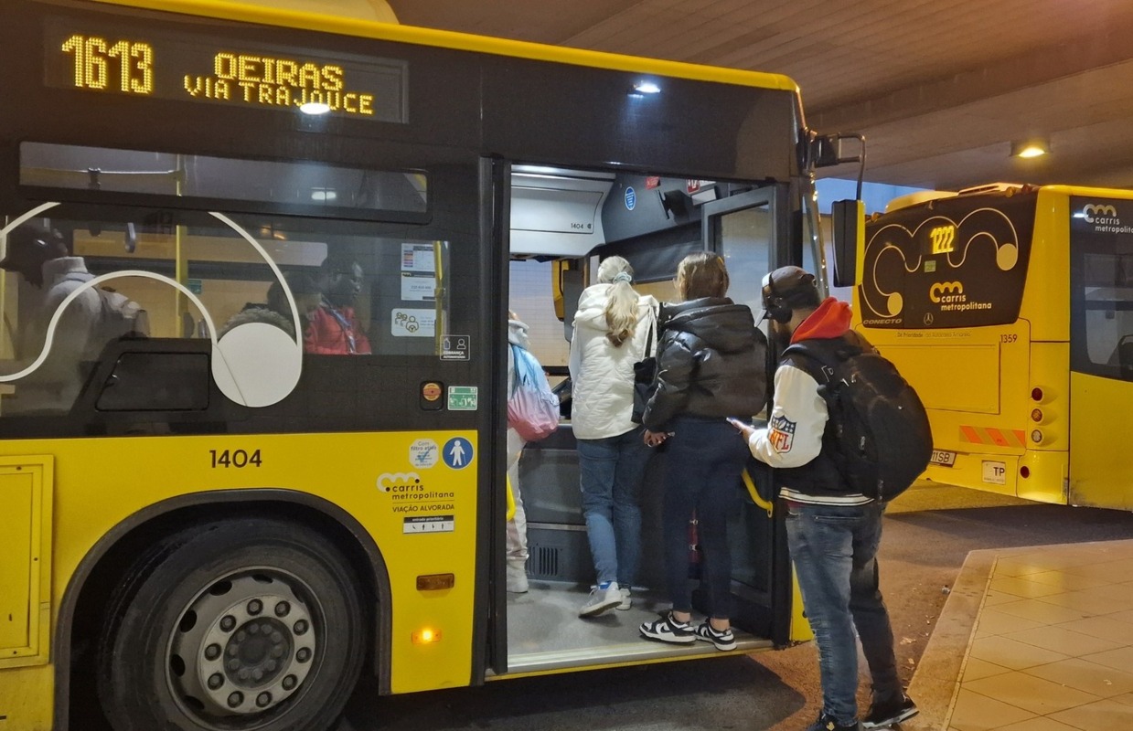 Passageiros a entrar nos autocarros da Carrris em Sintra